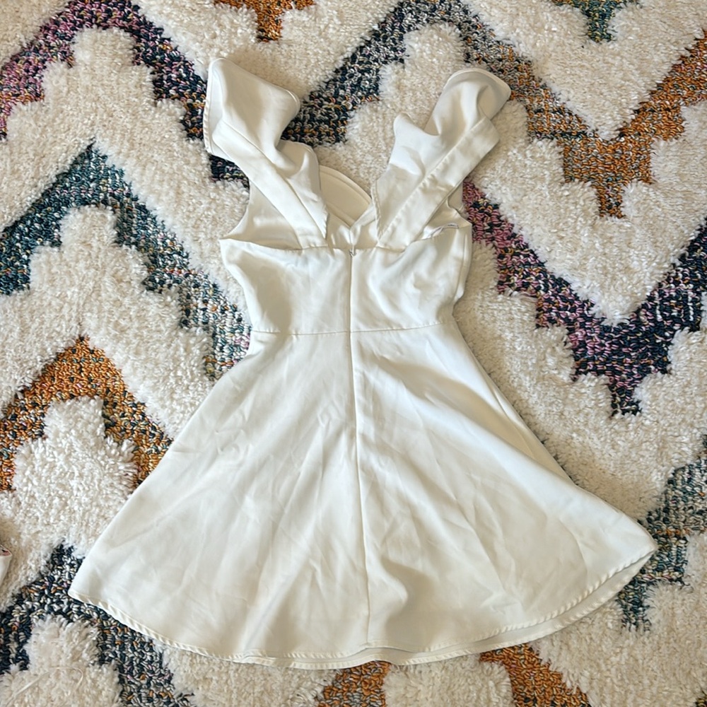 White Lulu’s dress in a size extra small - Picture 2 of 4